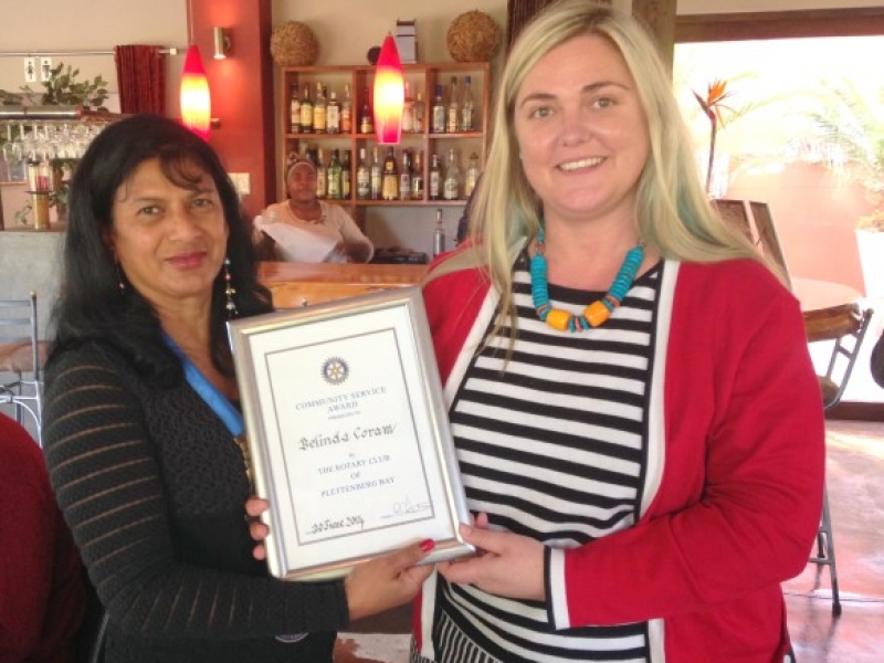 Belinda Lee Coram ontving de 'Community Service Award" van Rotary Club Plett